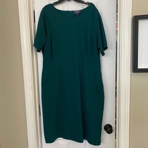 Elbow sleeve pontè sheath dress
Color: Rich Spruce
Invisible zipper
Pockets